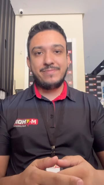 Atendente da loja falando com os clientes em vídeo