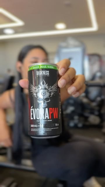 Lata da linha Darkness sabor maçã verde na mão de um cliente
